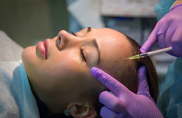 Injection de toxine botulique dans le front pour éliminer les rides du visage