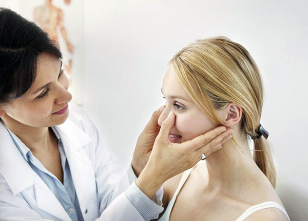 Consultation d'une esthéticienne avant les injections de toxine botulique