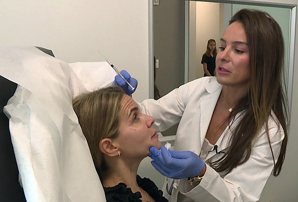 Dans le bureau d'un cosmétologue ...