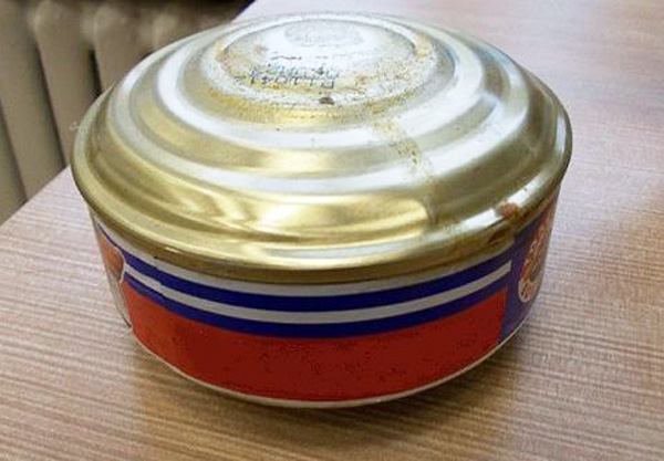 Nourriture en conserve gonflée