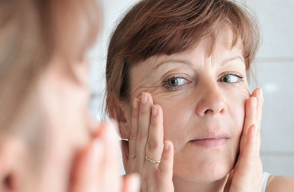 Après 40 ans, une approche intégrée de l'élimination des rides peut être nécessaire.