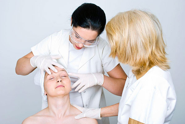 Analyse du visage du patient avant la thérapie botulinique