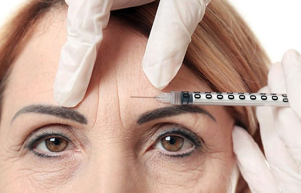 Botox est injecté dans le muscle, pas dans les rides.