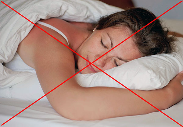 Après les injections de Botox, il n'est pas recommandé de dormir sur le ventre pendant une journée.